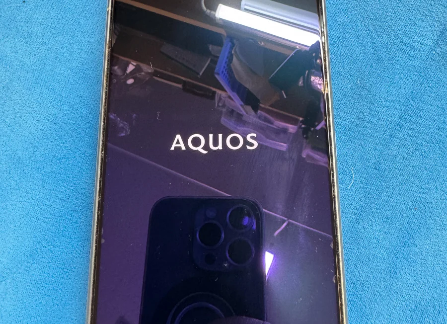 AQUOS sense4 plus 起動不良修理 — 修理の様子