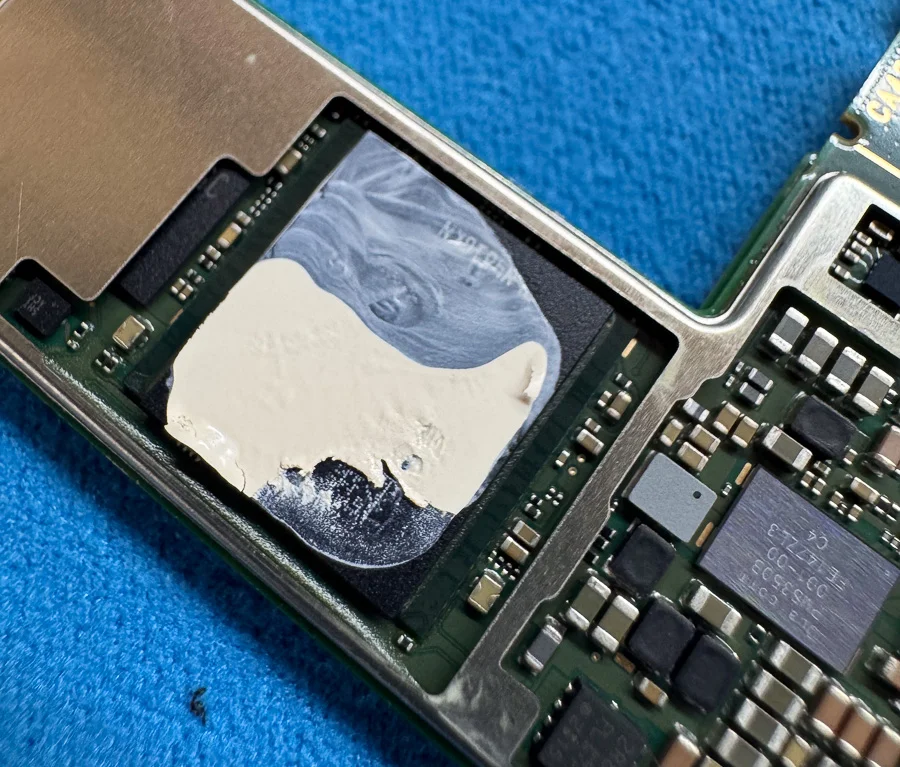 AQUOS zero6 基板修理 — 修理の様子