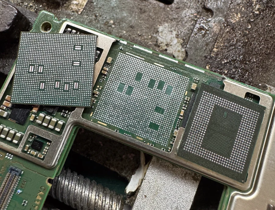 AQUOS sense basic WiFi修理 — 修理の様子