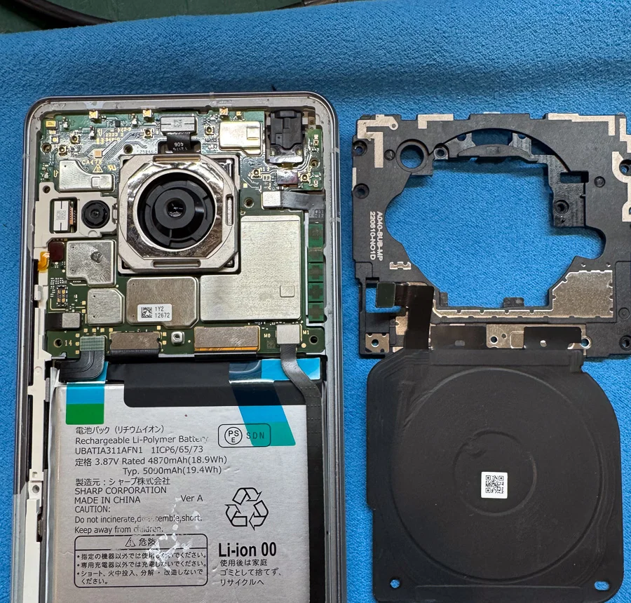 AQUOS wish2 通信修理 — 修理の様子