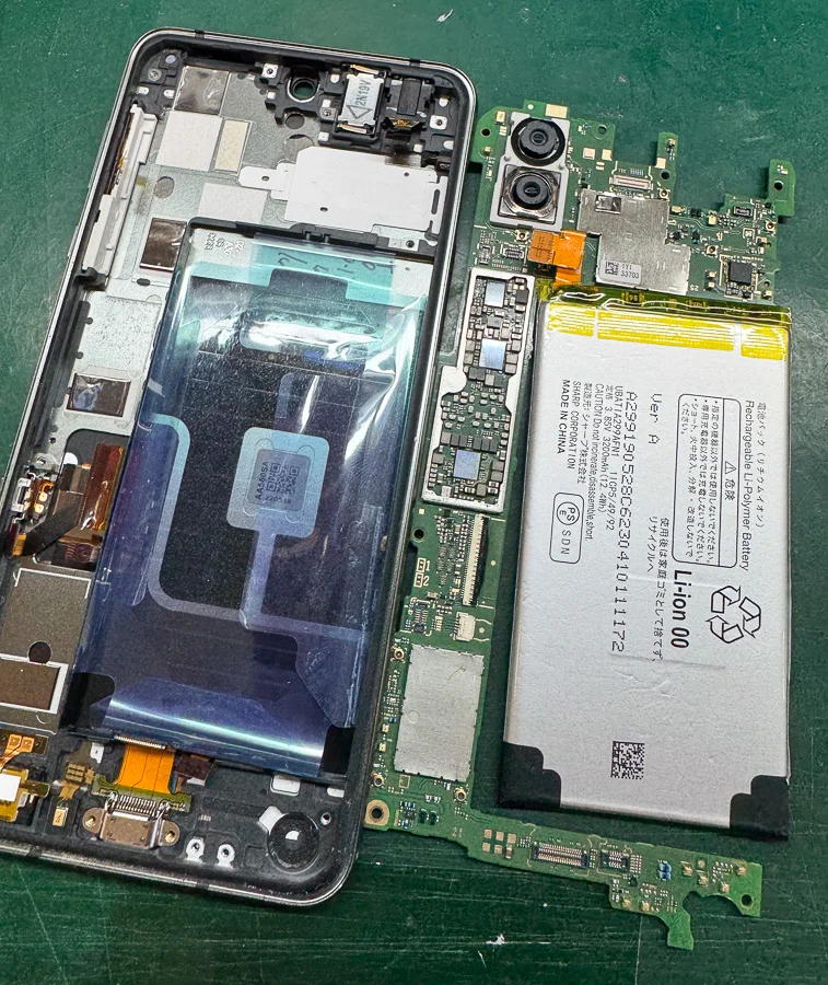 AQUOS sense4 plus 無線 WiFi修理 — 修理の様子