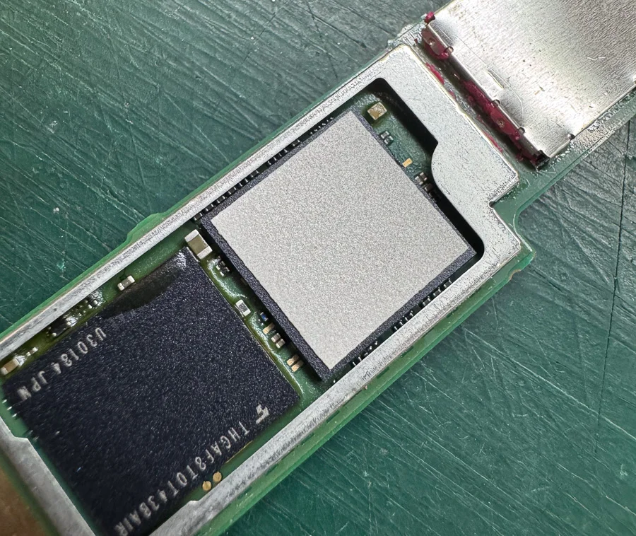 AQUOS wish2 マザーボード修理・IC 基板修理 — 修理の様子