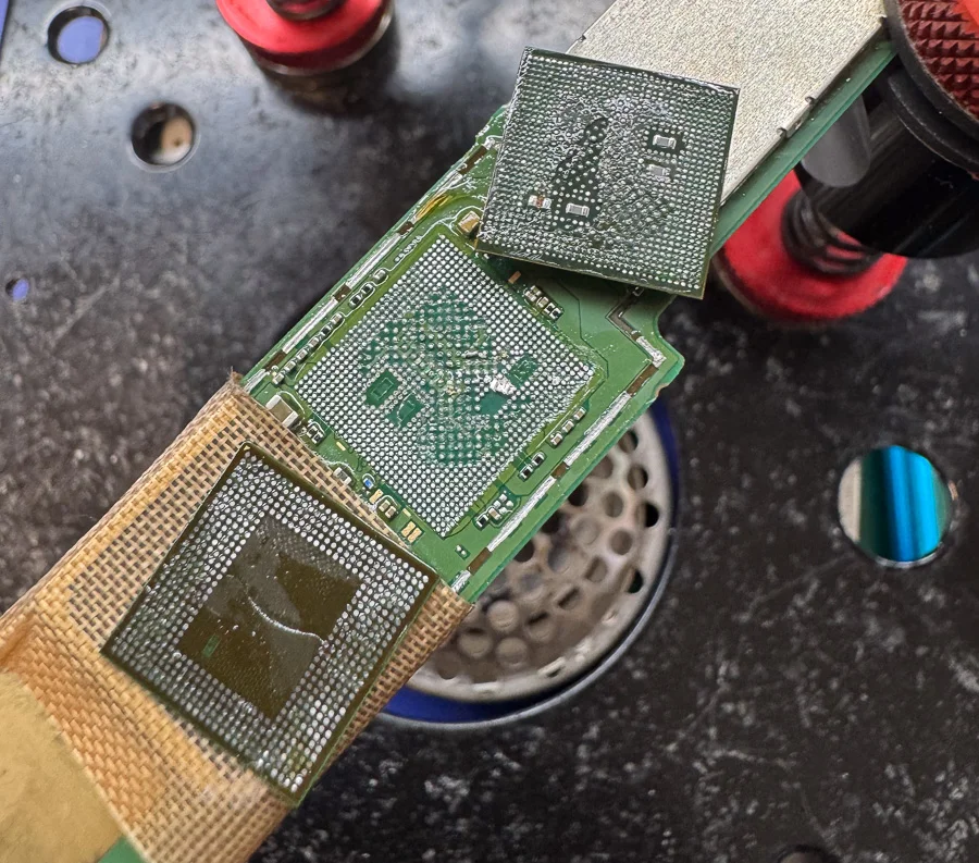 AQUOS PHONE ZETA SH-01F 基板修理 — 修理の様子