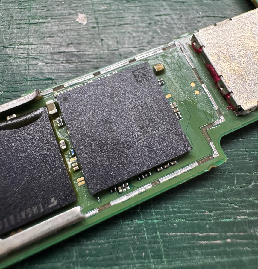 AQUOS zero6 通信修理 — 修理の様子