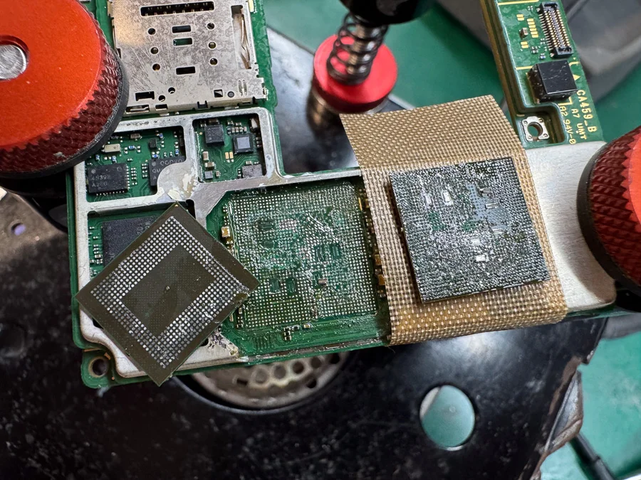 AQUOS sense7 plus WiFi修理 — 修理の様子