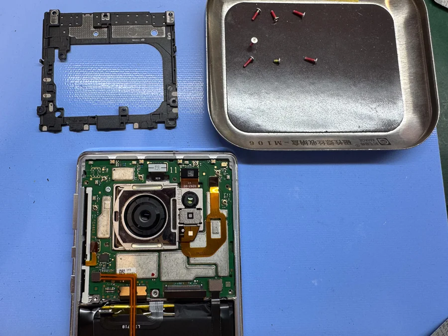 AQUOS R データ復旧 — 修理の様子