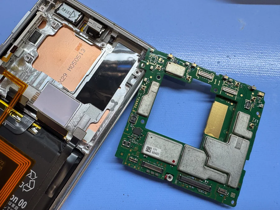 AQUOS sense plus 通信修理 — 修理の様子