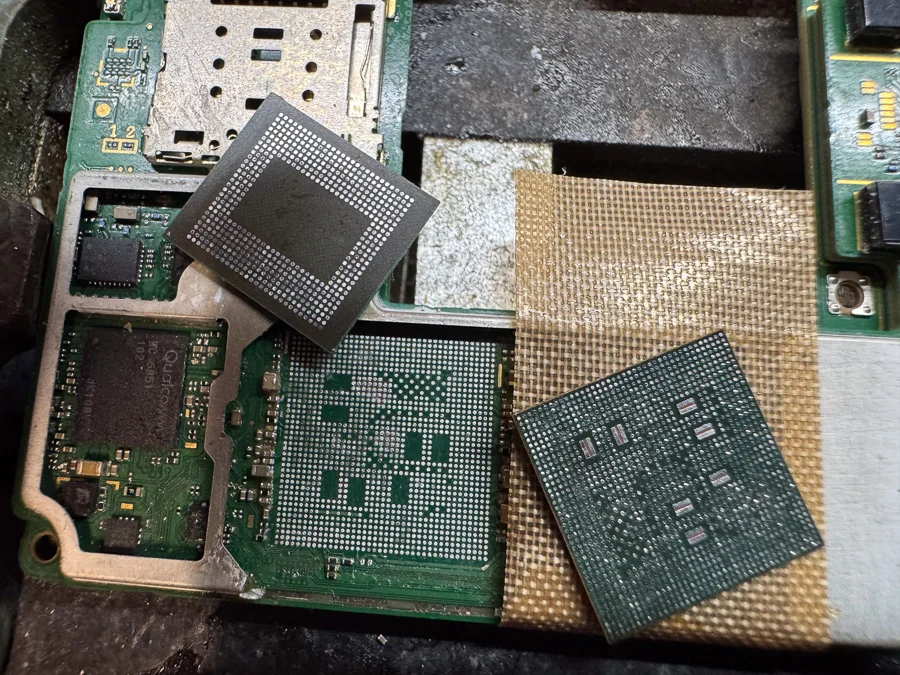 AQUOS sense3 lite 基板修理 — 修理の様子