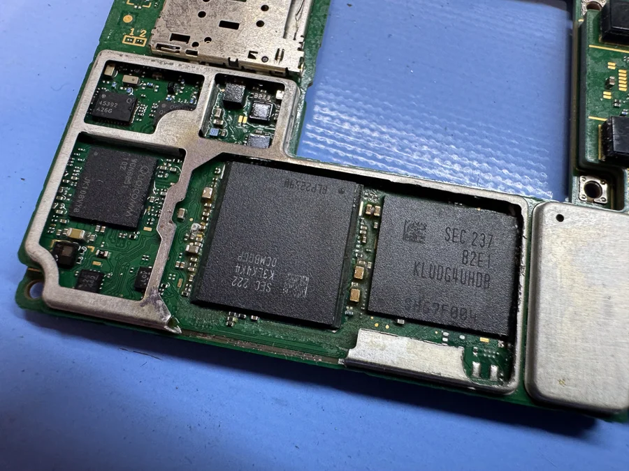 AQUOS sense3 lite 通信修理 — 修理の様子