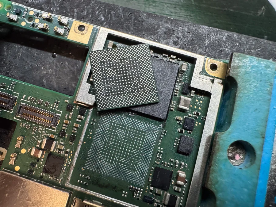 AQUOS Xx-Y WiFi修理 — 修理の様子