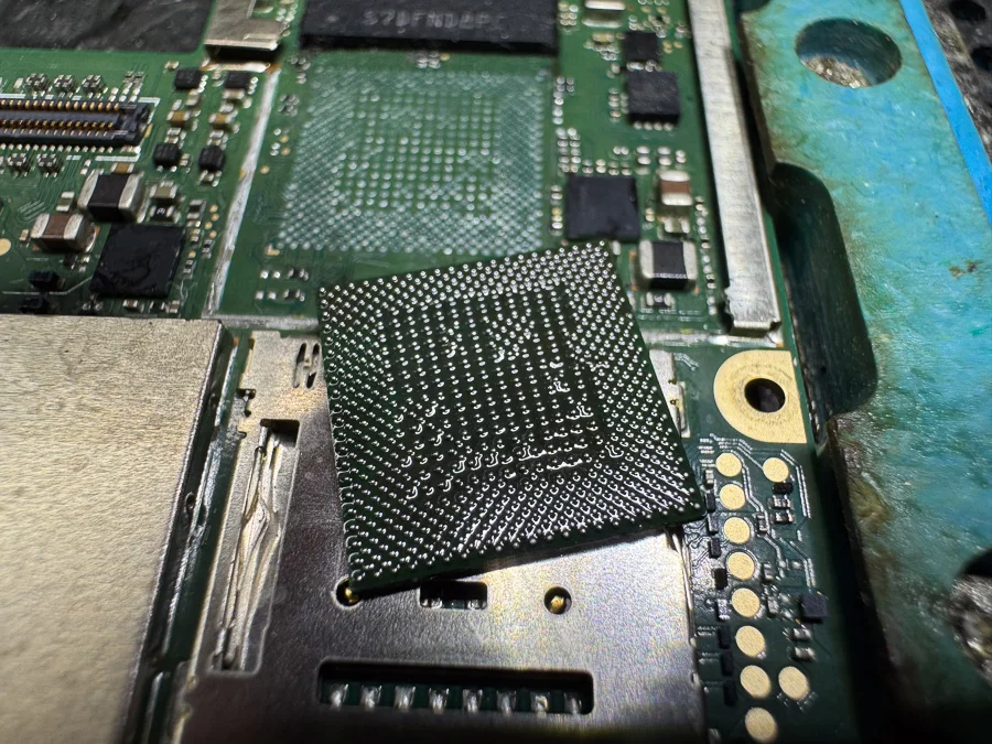 AQUOS sense4 plus データ復旧 — 修理の様子