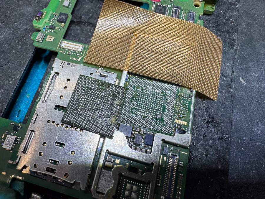 AQUOS sense plus 基板修理 — 修理の様子