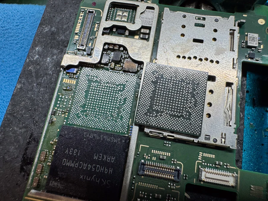 AQUOS PHONE ZETA SH-01F システム修復 — 修理の様子