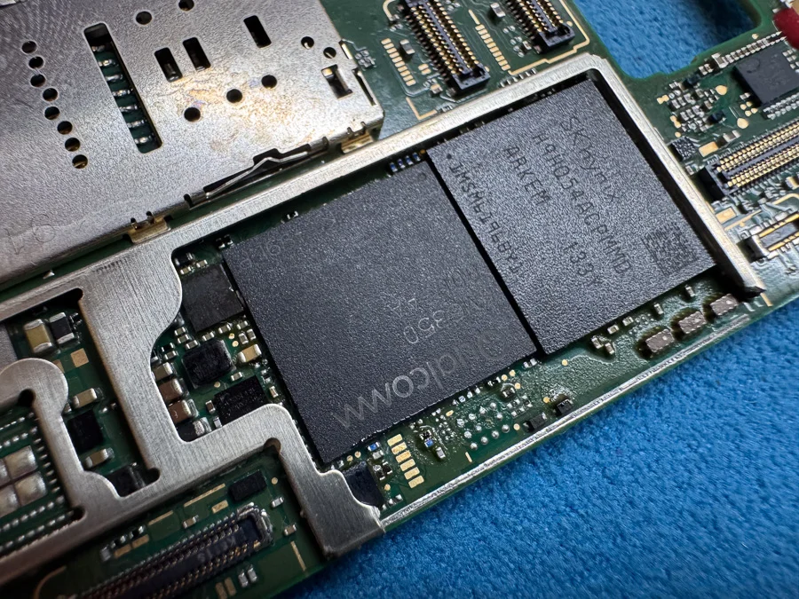 AQUOS sense3 basic 通信修理 — 修理の様子