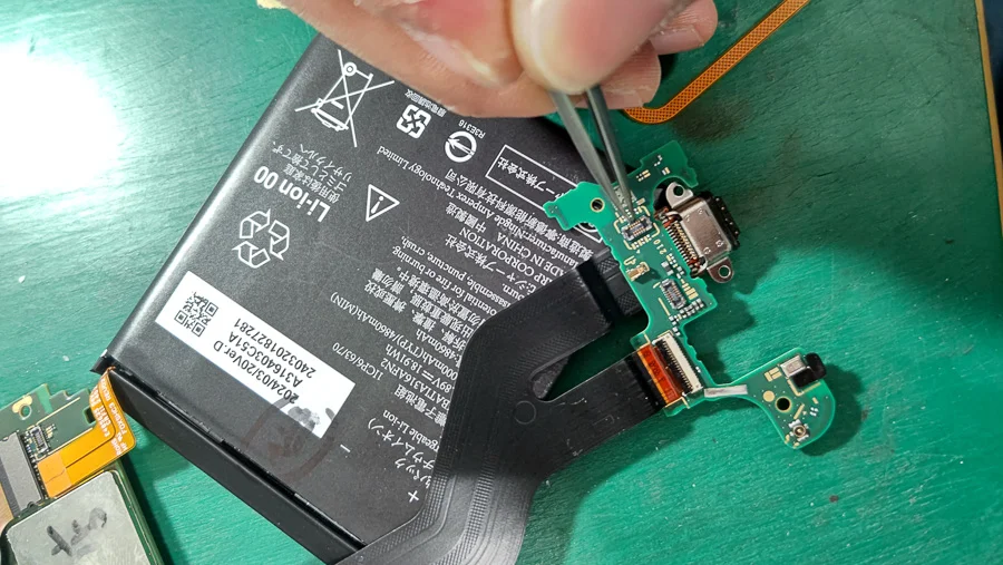 AQUOS PHONE ZETA SH-01F WiFi修理 — 修理の様子