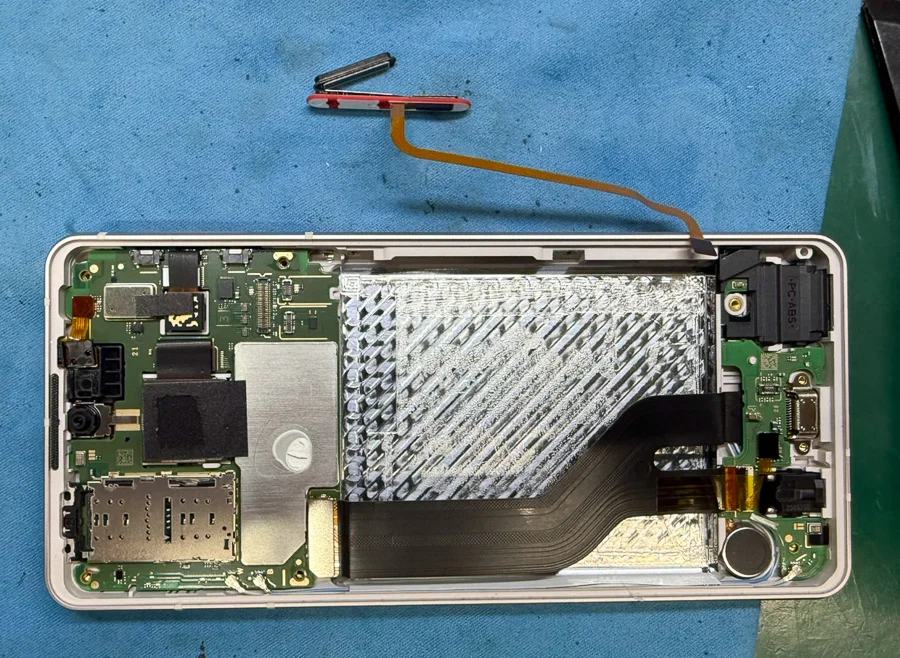 AQUOS Xx-Y 通信修理 — 修理の様子