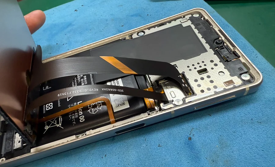 AQUOS ZETA SH-04H 起動不良修理 — 修理の様子