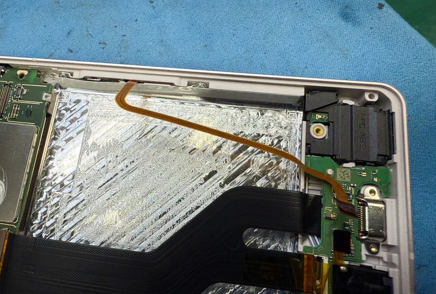 AQUOS zero5G basic 通信修理 — 修理の様子