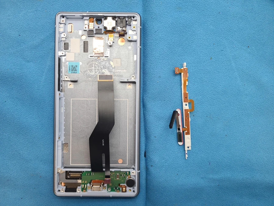 AQUOS zero5G basic マザーボード修理・IC 基板修理 — 修理の様子