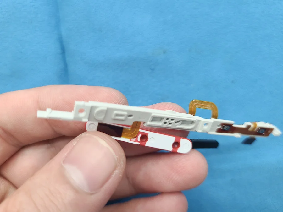 AQUOS SH-RM02 基板修理 — 修理の様子