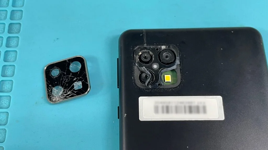 AQUOS PHONE ZETA SH-01F カメラ修理 — 修理の様子