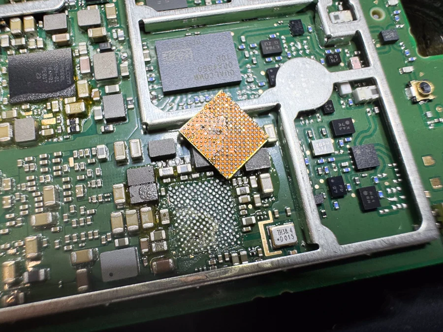 AQUOS SH-RM02 充電口修理 — 修理の様子