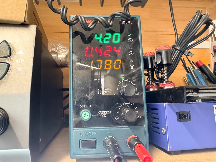 AQUOS sense3 basic 充電口修理 — 修理の様子