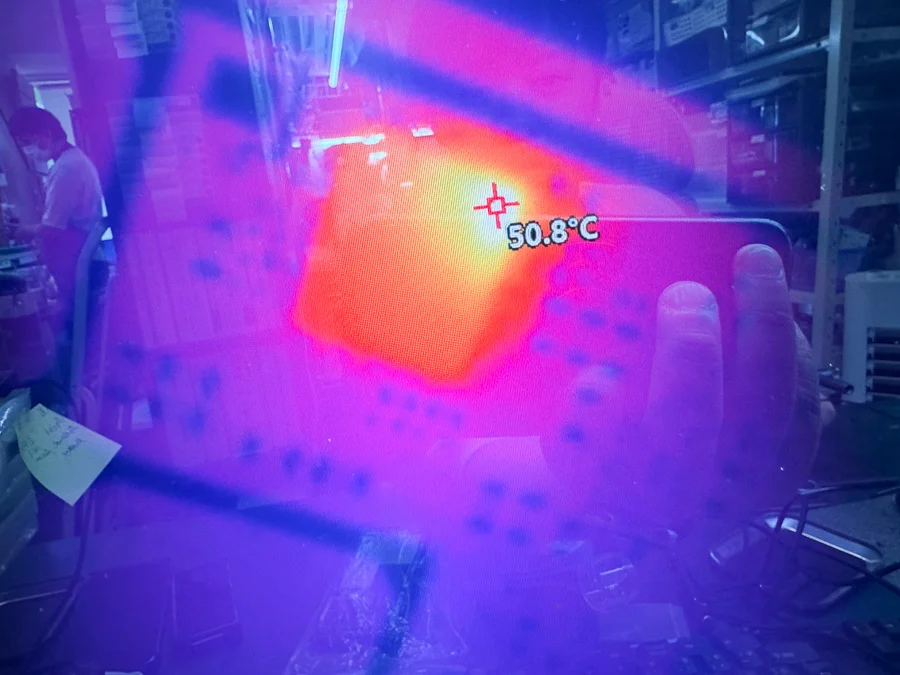 AQUOS sense7 plus 充電口修理 — 修理の様子