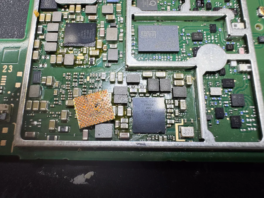 AQUOS ZETA SH-04H 充電口修理 — 修理の様子