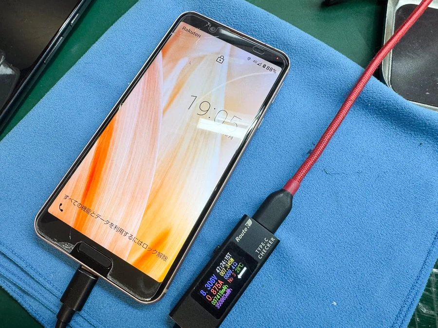 AQUOS R3 充電口修理 — 修理の様子