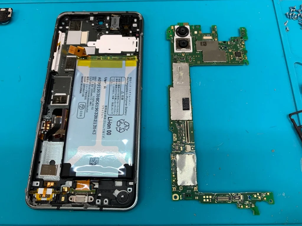 AQUOS SERIE SHV34 データ復旧 — 修理の様子