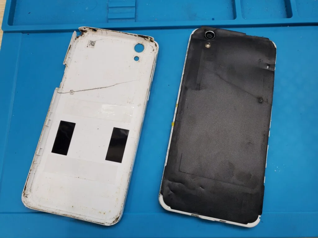 AQUOS wish2 液晶修理 — 修理の様子