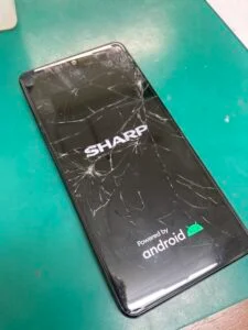 AQUOS sense3 lite 画面割れ修理 — 修理の様子