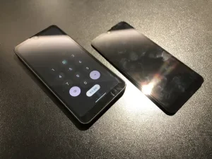 AQUOS sense6s 画面割れ修理 — 修理の様子