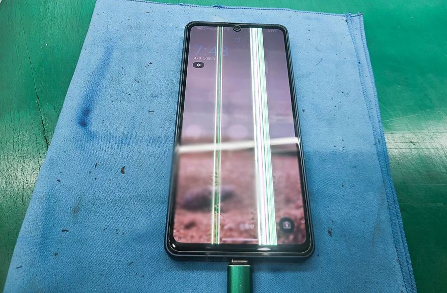 AQUOS sense4 plus 画面割れ修理 — 修理の様子