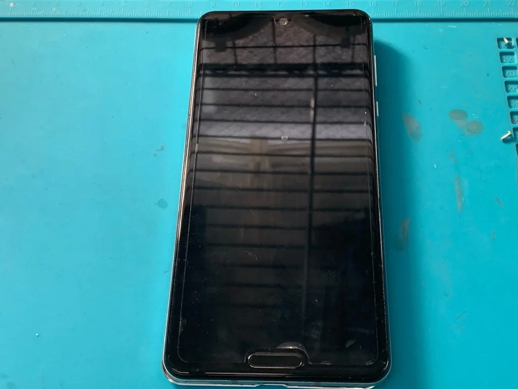 AQUOS SH-RM02 画面割れ修理 — 修理の様子