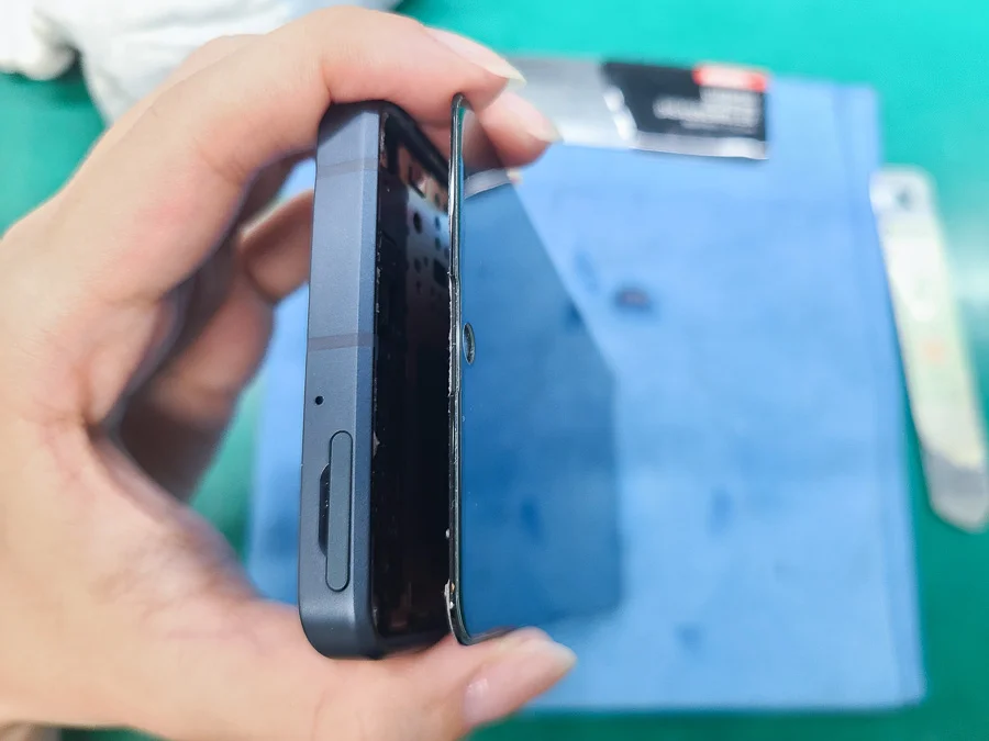 AQUOS sense4 画面割れ修理 — 修理の様子