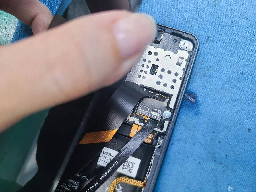 AQUOS R 液晶修理 — 修理の様子