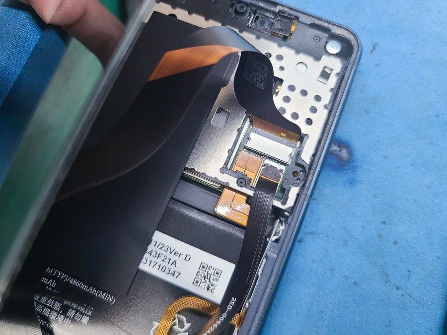 AQUOS zero2 液晶修理 — 修理の様子