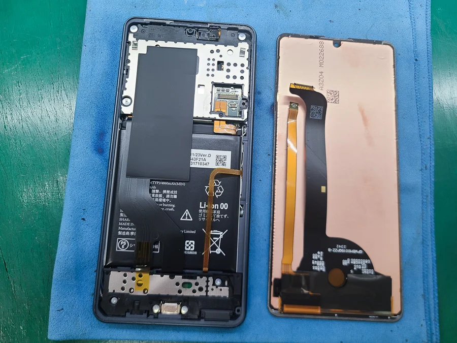AQUOS sense lite 画面割れ修理 — 修理の様子