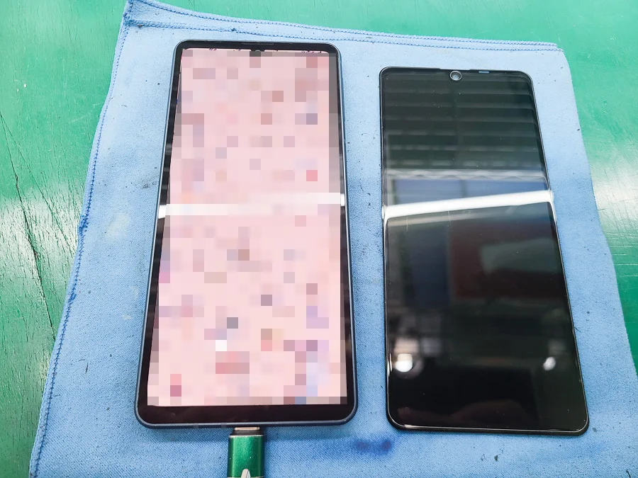 AQUOS ZETA SH-03G 液晶修理 — 修理の様子