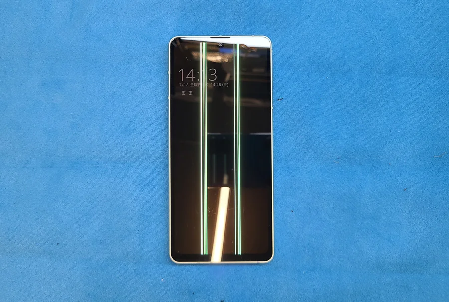 AQUOS zero5G basic 画面割れ修理 — 修理の様子