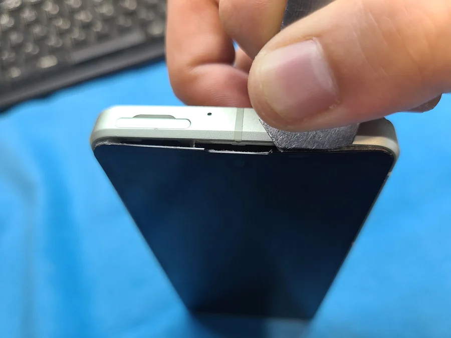 AQUOS R2 液晶修理 — 修理の様子