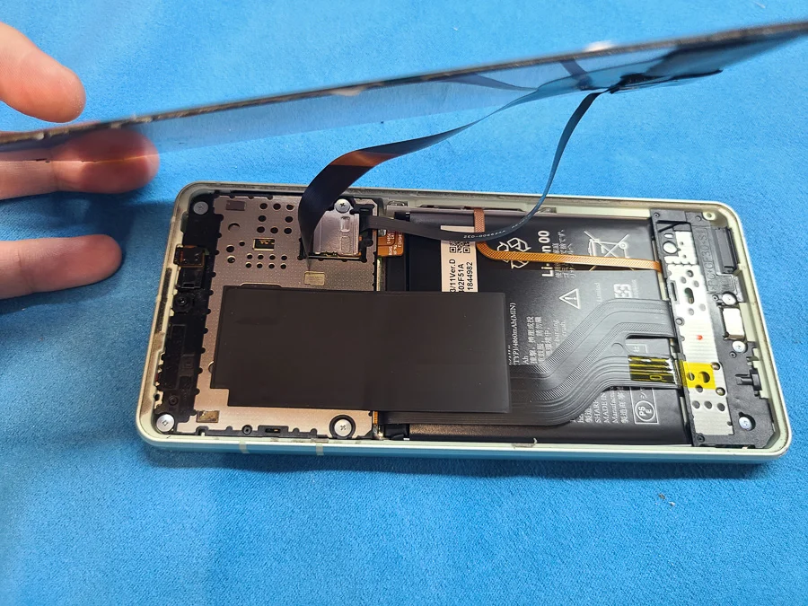 AQUOS sense basic 画面割れ修理 — 修理の様子
