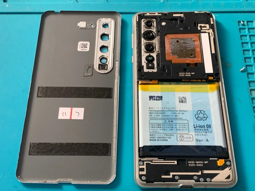 AQUOS wish3 画面割れ修理 — 修理の様子