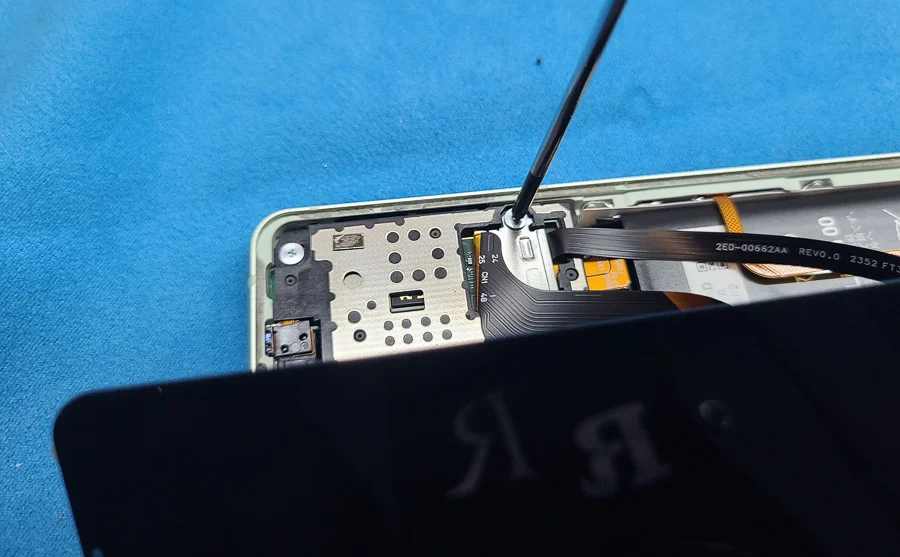 AQUOS sense6 液晶修理 — 修理の様子