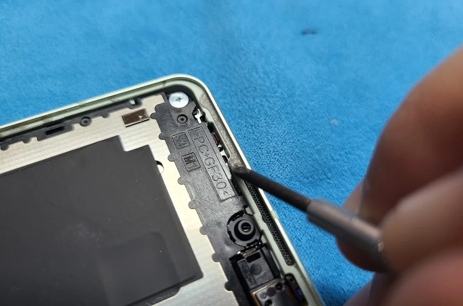 AQUOS R Compact 液晶修理 — 修理の様子