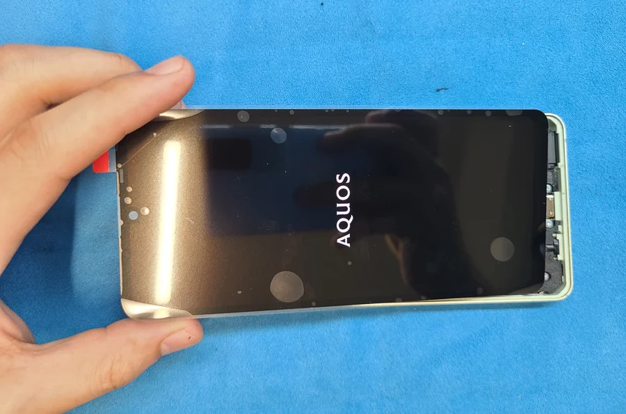 AQUOS sense 液晶修理 — 修理の様子