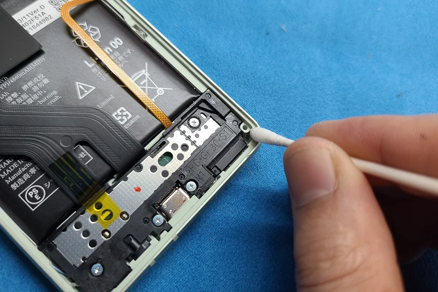 AQUOS sense7 plus 画面割れ修理 — 修理の様子