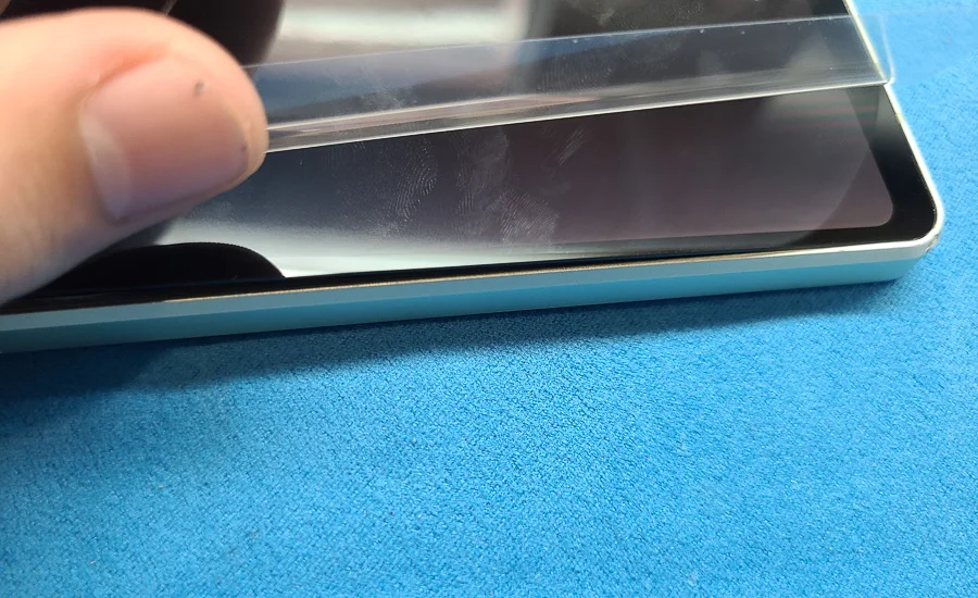 AQUOS zero6 画面割れ修理 — 修理の様子